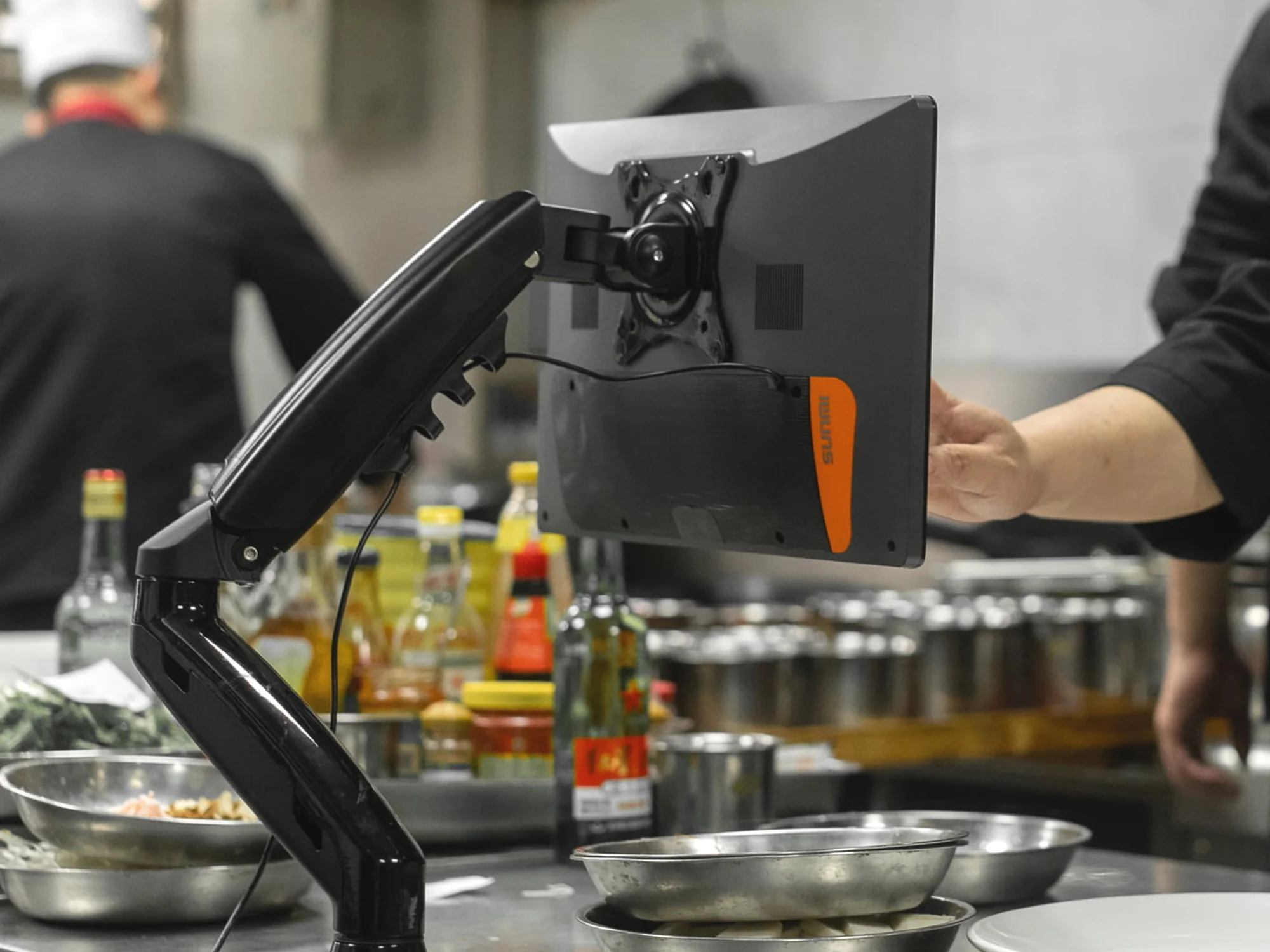 System POS pracujący na zapleczu kuchni